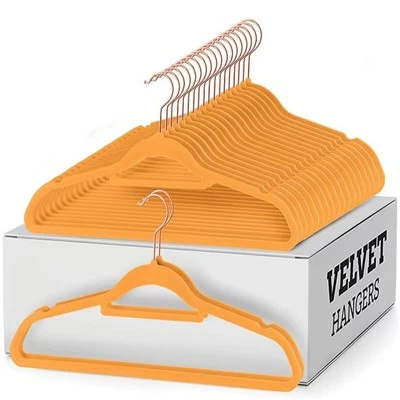 Perchas de terciopelo naranja