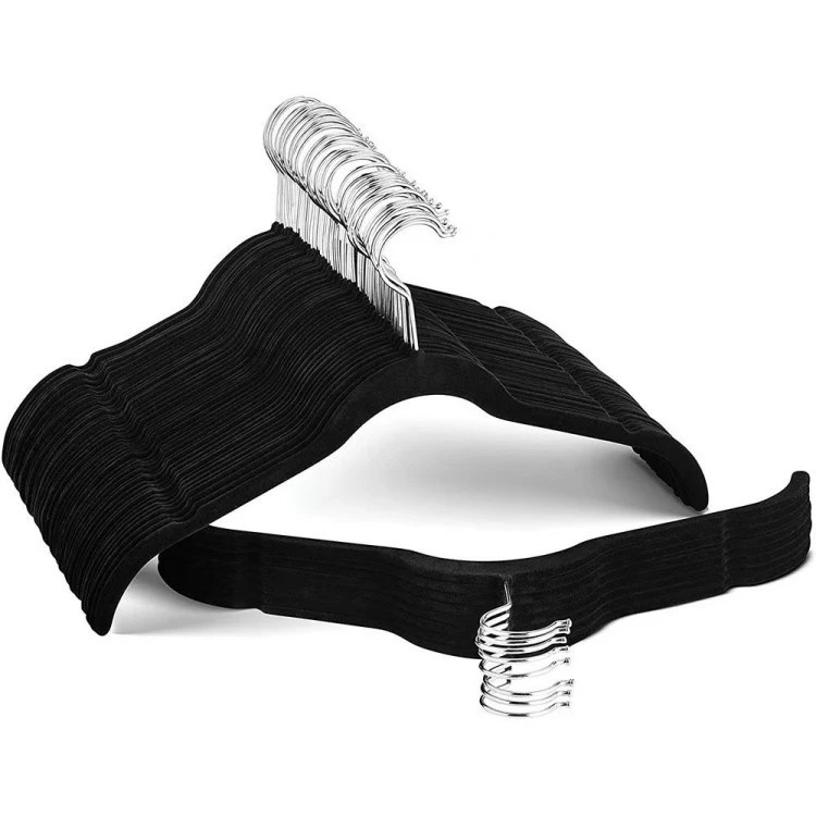 Perchas de terciopelo resistentes.